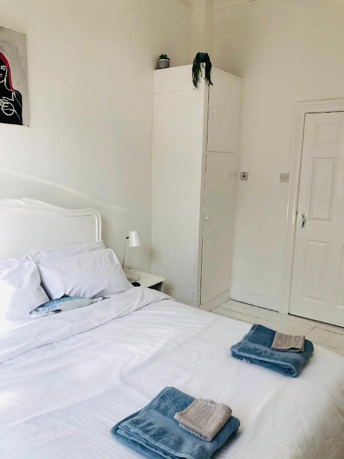 New! Seaside Central Scarborough Apartment Bagian luar foto